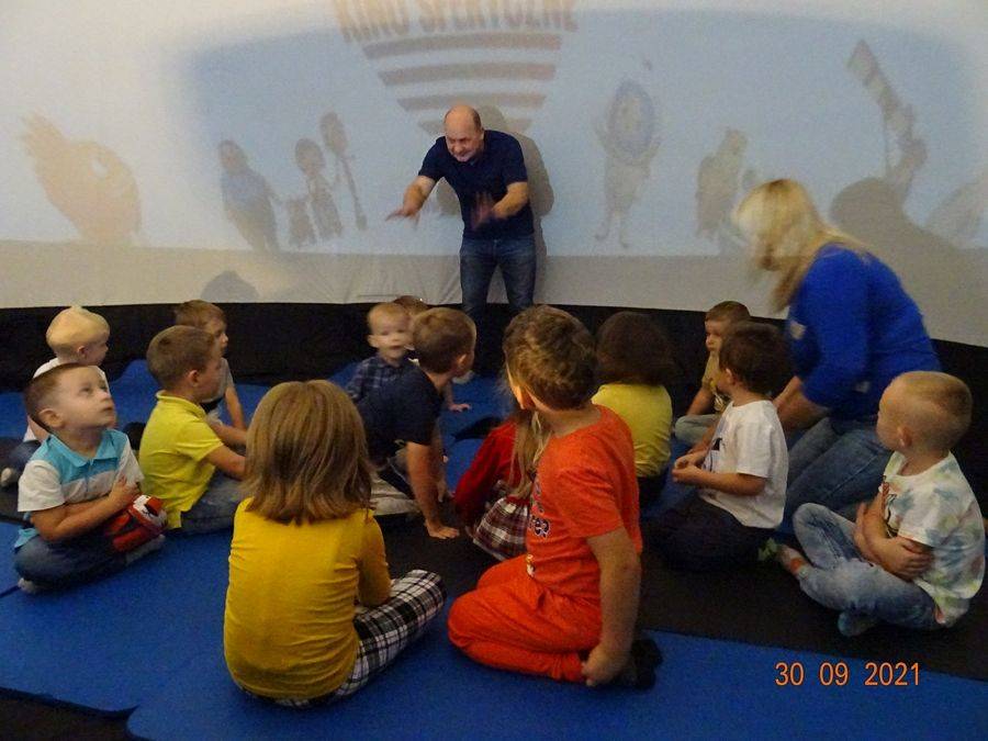 Grafika #0: Kino sferyczne w przedszkolu