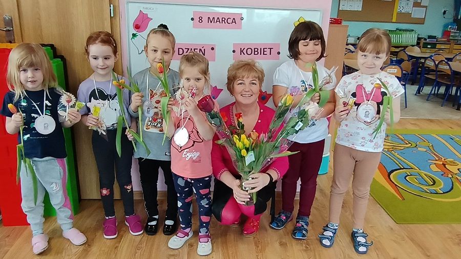 Grafika #0: Dzień Kobiet w przedszkolu