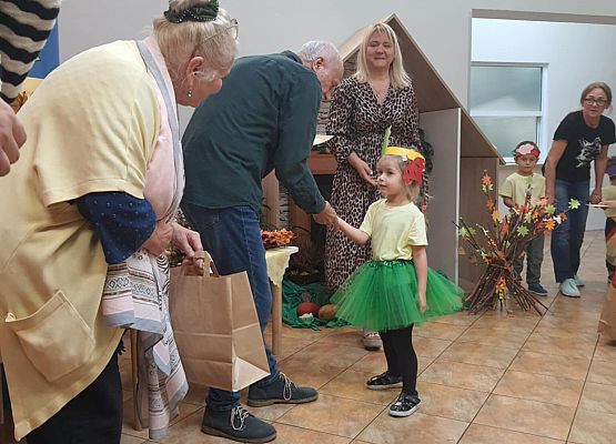 Konkurs jesienny "Jesień dzieli się skarbami - one proszą baw się z nami" grafika