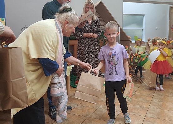 Konkurs jesienny "Jesień dzieli się skarbami - one proszą baw się z nami" grafika