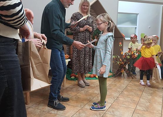 Konkurs jesienny "Jesień dzieli się skarbami - one proszą baw się z nami" grafika