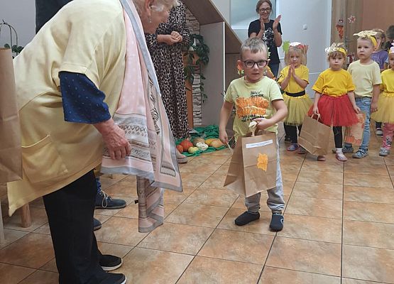 Konkurs jesienny "Jesień dzieli się skarbami - one proszą baw się z nami" grafika