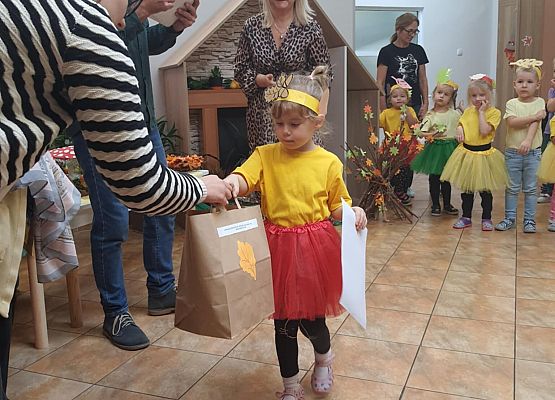 Konkurs jesienny "Jesień dzieli się skarbami - one proszą baw się z nami" grafika