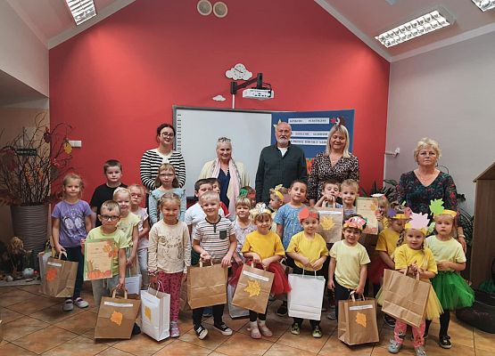 Konkurs jesienny "Jesień dzieli się skarbami - one proszą baw się z nami" grafika