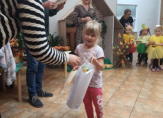 Konkurs jesienny "Jesień dzieli się skarbami - one proszą baw się z nami" grafika