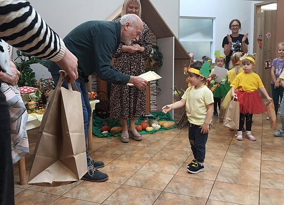 Konkurs jesienny "Jesień dzieli się skarbami - one proszą baw się z nami" grafika