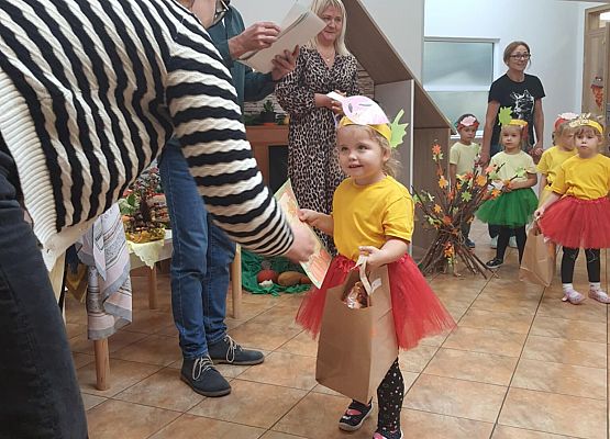 Konkurs jesienny "Jesień dzieli się skarbami - one proszą baw się z nami" grafika