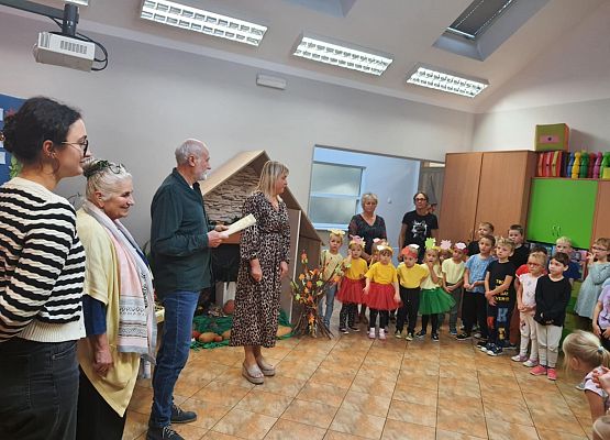 Konkurs jesienny "Jesień dzieli się skarbami - one proszą baw się z nami" grafika