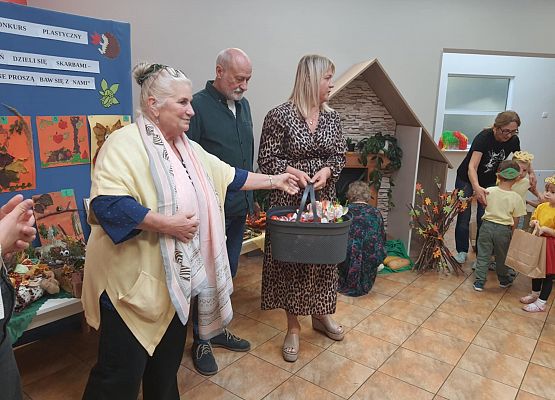 Konkurs jesienny "Jesień dzieli się skarbami - one proszą baw się z nami" grafika