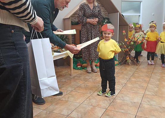 Konkurs jesienny "Jesień dzieli się skarbami - one proszą baw się z nami" grafika