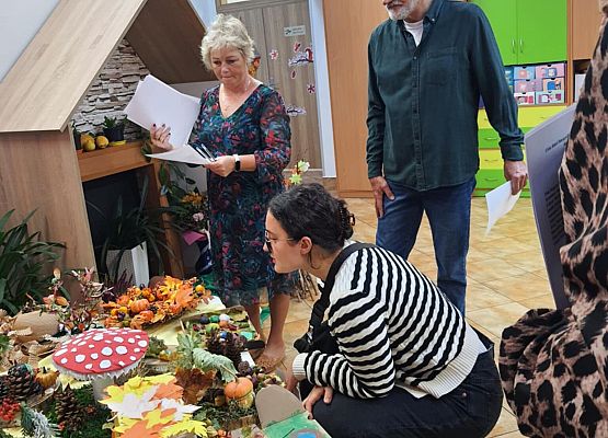 Konkurs jesienny "Jesień dzieli się skarbami - one proszą baw się z nami" grafika