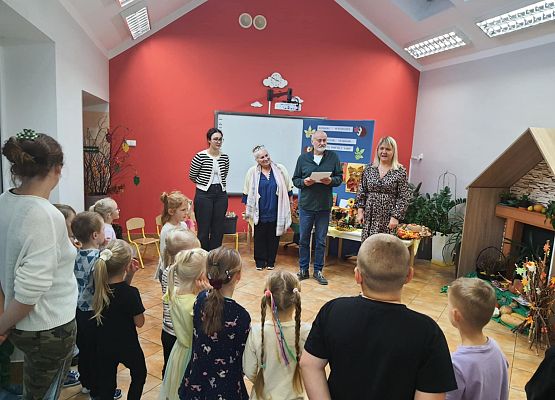 Konkurs jesienny "Jesień dzieli się skarbami - one proszą baw się z nami" grafika