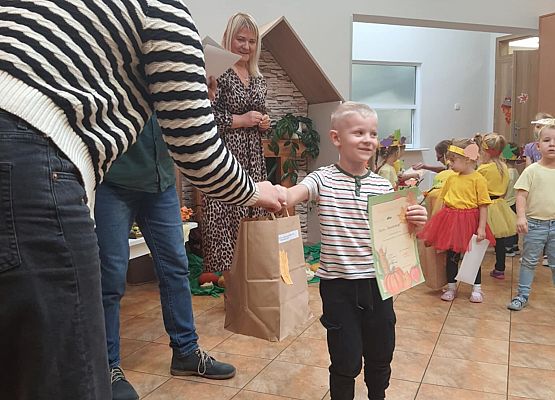 Konkurs jesienny "Jesień dzieli się skarbami - one proszą baw się z nami" grafika