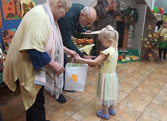 Konkurs jesienny "Jesień dzieli się skarbami - one proszą baw się z nami" grafika