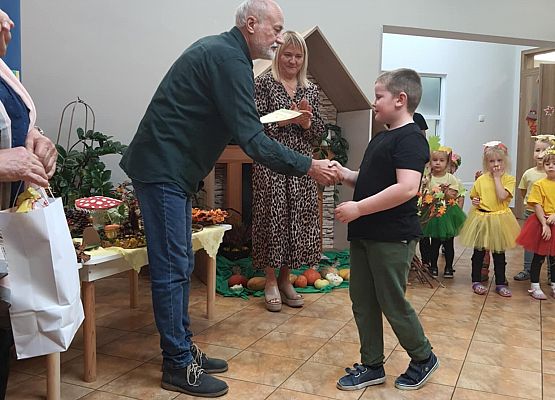 Konkurs jesienny "Jesień dzieli się skarbami - one proszą baw się z nami" grafika