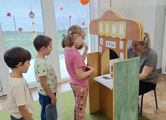 Wizyta w banku - grupa Sowy grafika