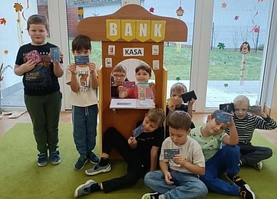 Wizyta w banku - grupa Sowy grafika