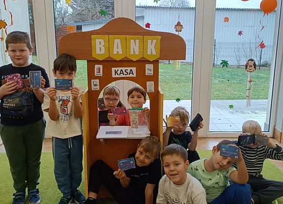 Wizyta w banku - grupa Sowy grafika