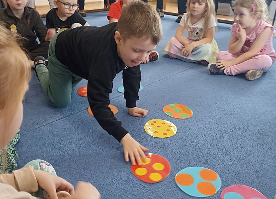 Wielkanocne kodowanie na dywanie - zajęcia otwarte (gr. Rybki) grafika