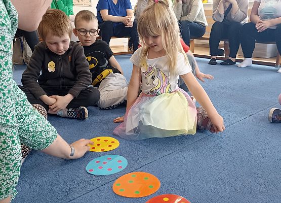 Wielkanocne kodowanie na dywanie - zajęcia otwarte (gr. Rybki) grafika