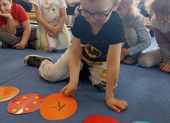 Wielkanocne kodowanie na dywanie - zajęcia otwarte (gr. Rybki) grafika