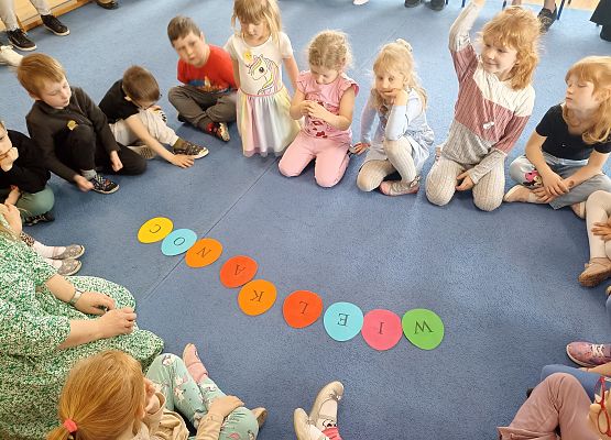 Wielkanocne kodowanie na dywanie - zajęcia otwarte (gr. Rybki) grafika