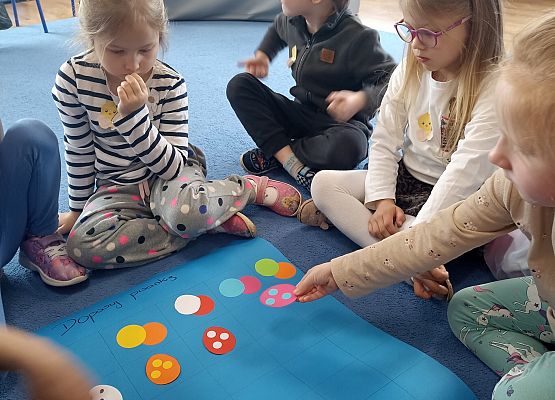 Wielkanocne kodowanie na dywanie - zajęcia otwarte (gr. Rybki) grafika