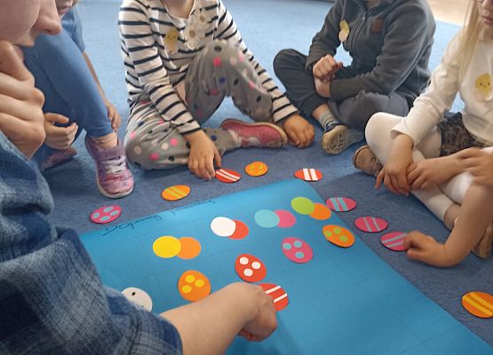 Wielkanocne kodowanie na dywanie - zajęcia otwarte (gr. Rybki) grafika