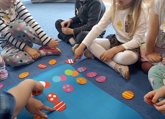 Wielkanocne kodowanie na dywanie - zajęcia otwarte (gr. Rybki) grafika