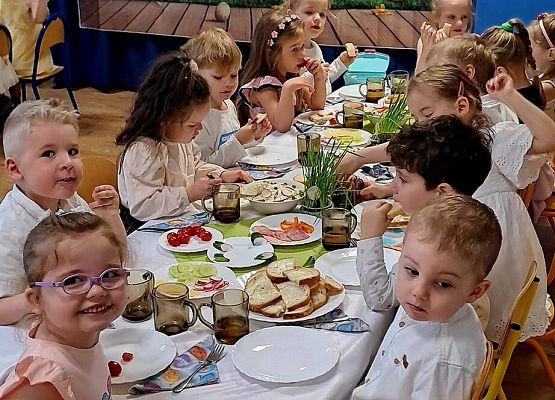 Grafika 14: Śniadanie wielkanocne