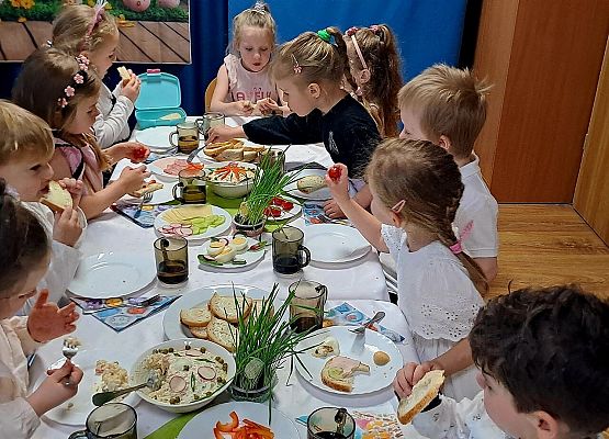 Grafika 12: Śniadanie wielkanocne