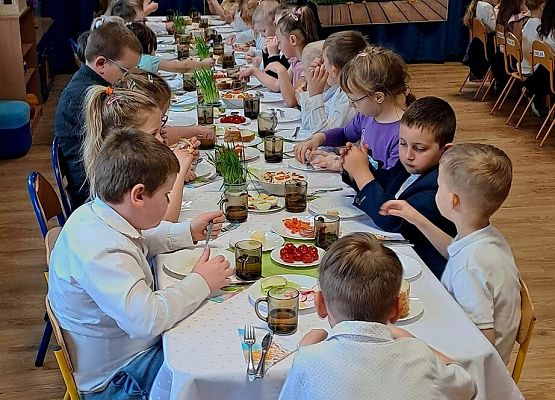 Grafika 13: Śniadanie wielkanocne