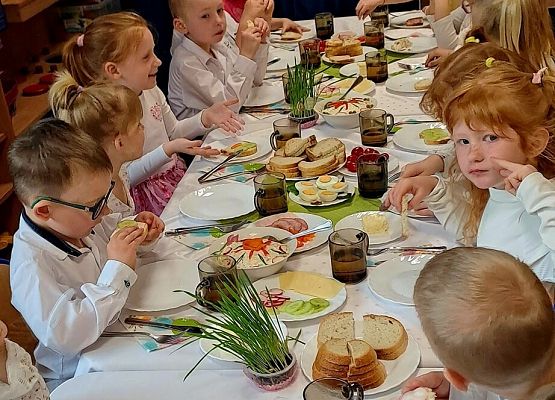 Grafika 11: Śniadanie wielkanocne