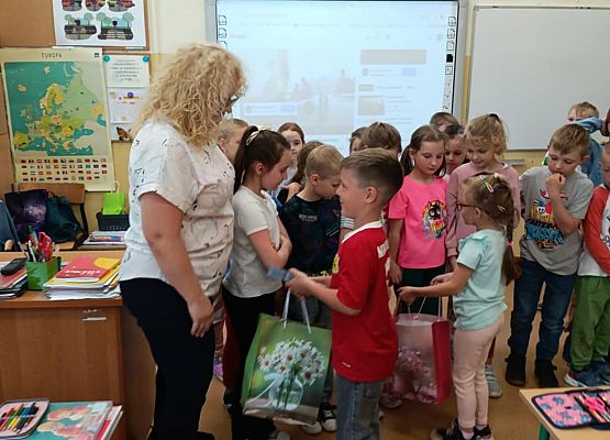 Zwiedzanie szkoły podstawowej grafika