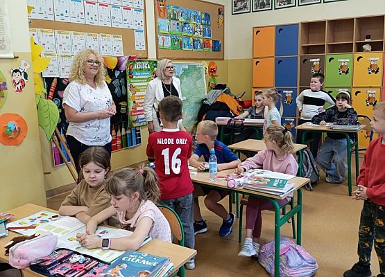 Zwiedzanie szkoły podstawowej grafika