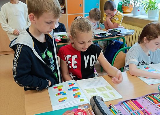 Zwiedzanie szkoły podstawowej grafika