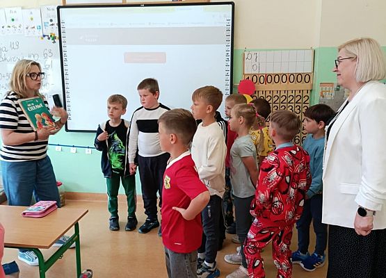 Zwiedzanie szkoły podstawowej grafika