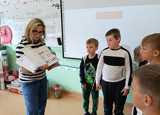 Zwiedzanie szkoły podstawowej grafika