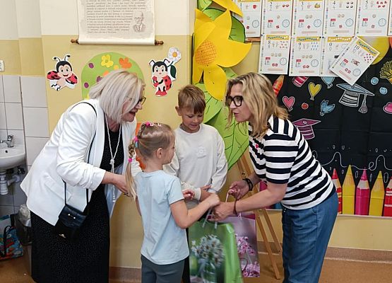 Zwiedzanie szkoły podstawowej grafika