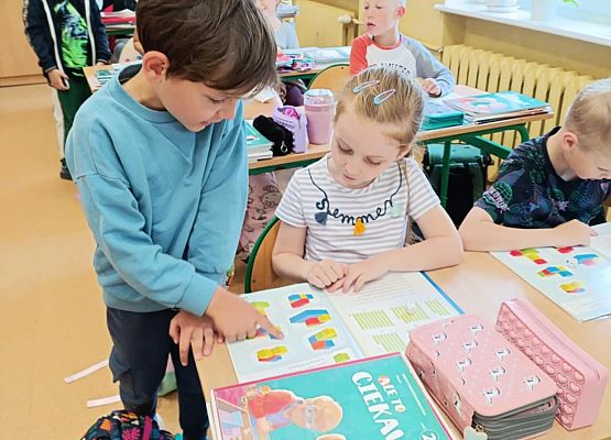 Zwiedzanie szkoły podstawowej grafika