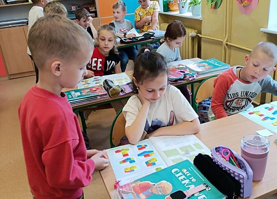 Zwiedzanie szkoły podstawowej grafika