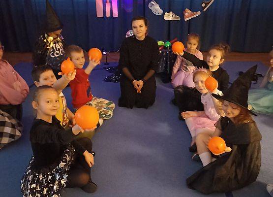 Grafika 27: Andrzejkowe wróżenie