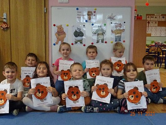 Grafika #1: Dzień Pluszowego Misia