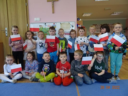 Grafika #1: Święta Majowe i przedszkolaki