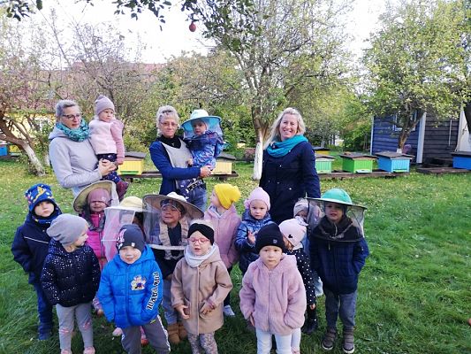 Grafika #2: Przedszkolaki u pszczółek-wyjście do pasieki
