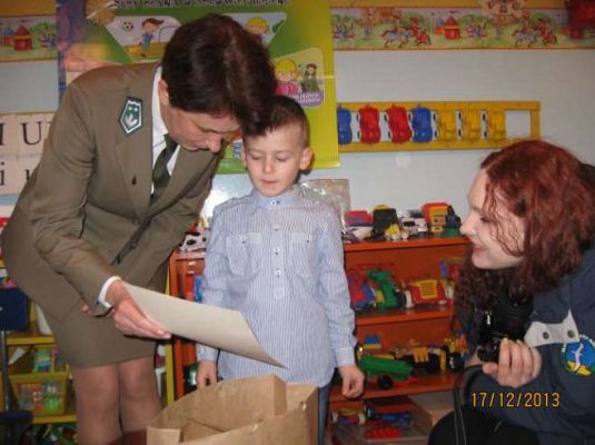 Grafika #2: Wręczenie nagrody Antoniemu Kamińskiemu za zajęcie I miejsca w konkursie plastycznym.2013.12.17