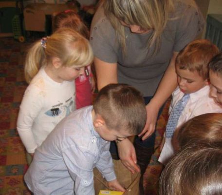 Grafika #6: Wręczenie nagrody Antoniemu Kamińskiemu za zajęcie I miejsca w konkursie plastycznym.2013.12.17