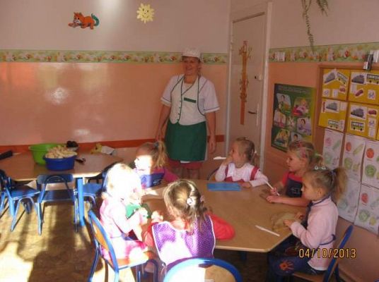 Grafika #0: Sałatka owocowa w wykonaniu maluszków 2013.10.04