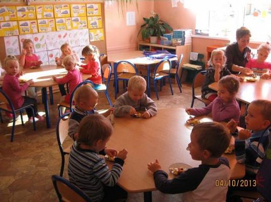 Grafika #9: Sałatka owocowa w wykonaniu maluszków 2013.10.04