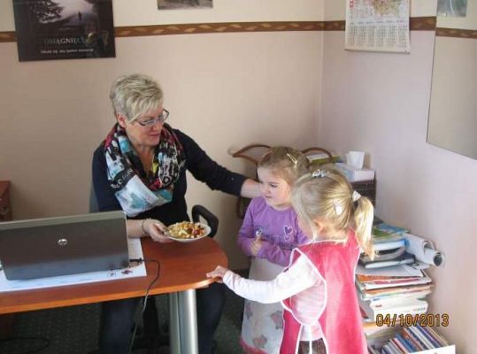 Grafika #10: Sałatka owocowa w wykonaniu maluszków 2013.10.04